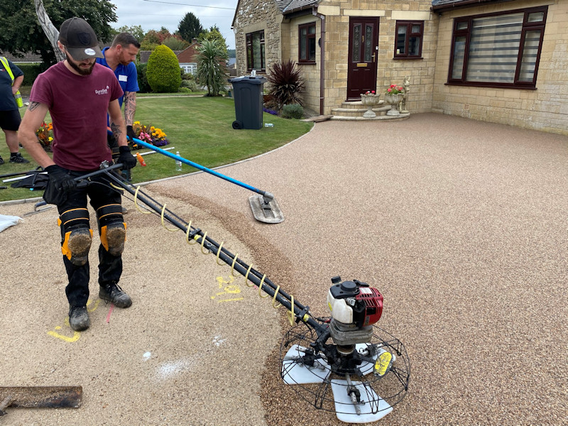 Bull trowel and hover float