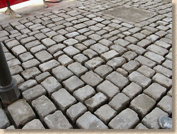 random laid gritstone setts