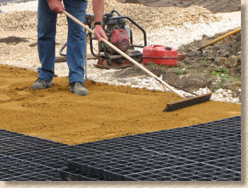 screeding the laying course